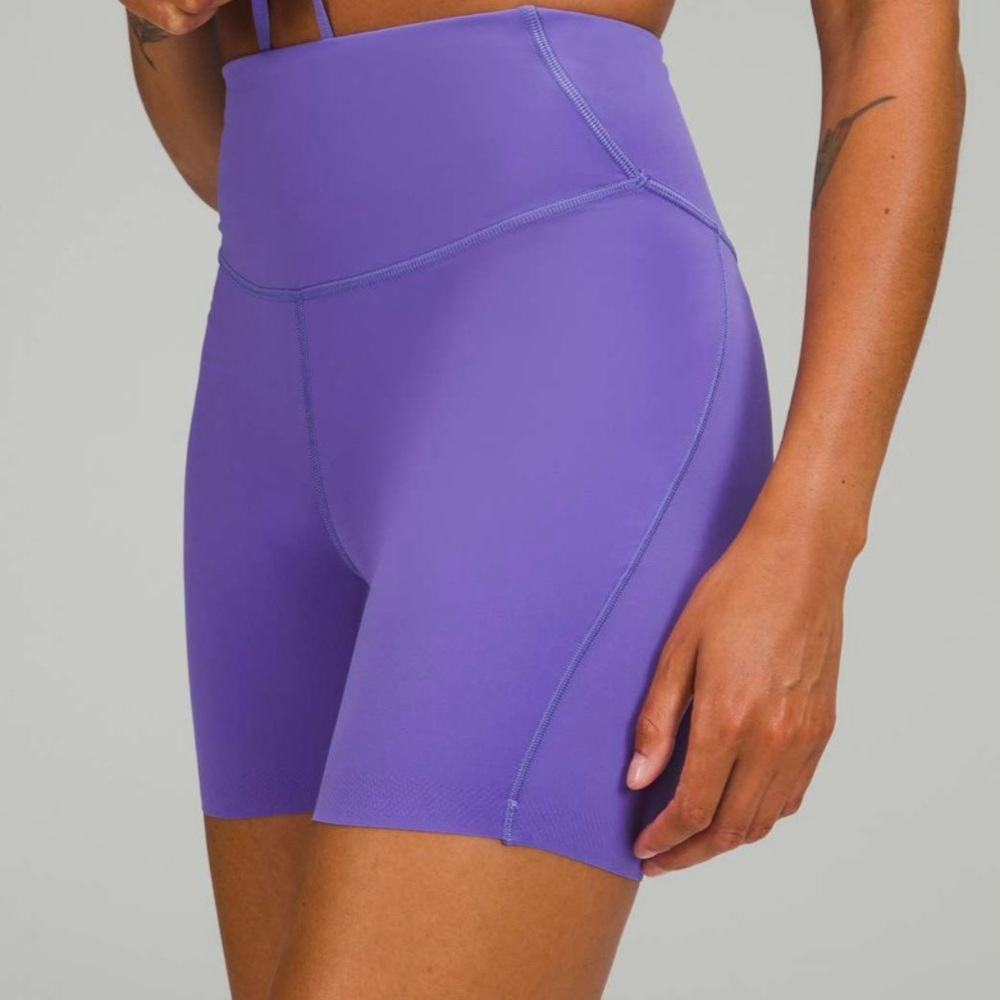 Lululemon sz 4 Base Pace High-Rise Short 6"
Charged Indigo (purple) great cond
